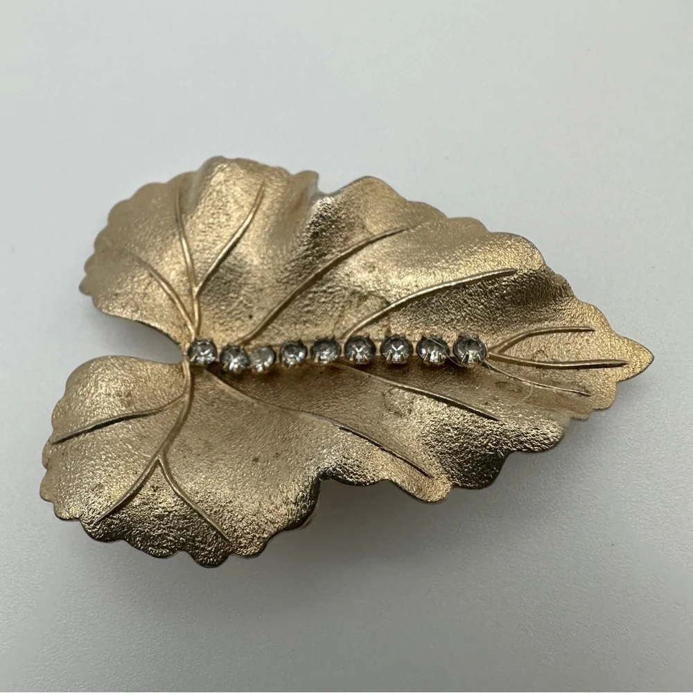 Vintage Brooch Pin Brushed Textured Gold Tone Leaf Crystal Rhinestones Judy Lee